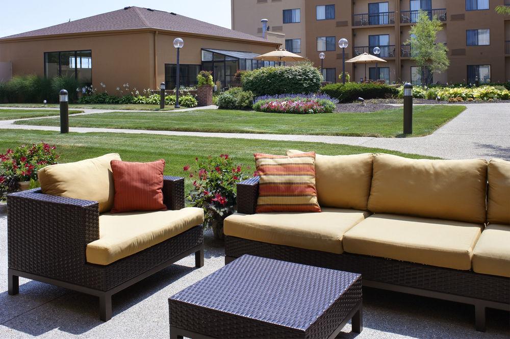 Отель Courtyard By Marriott Indianapolis Airport Экстерьер фото