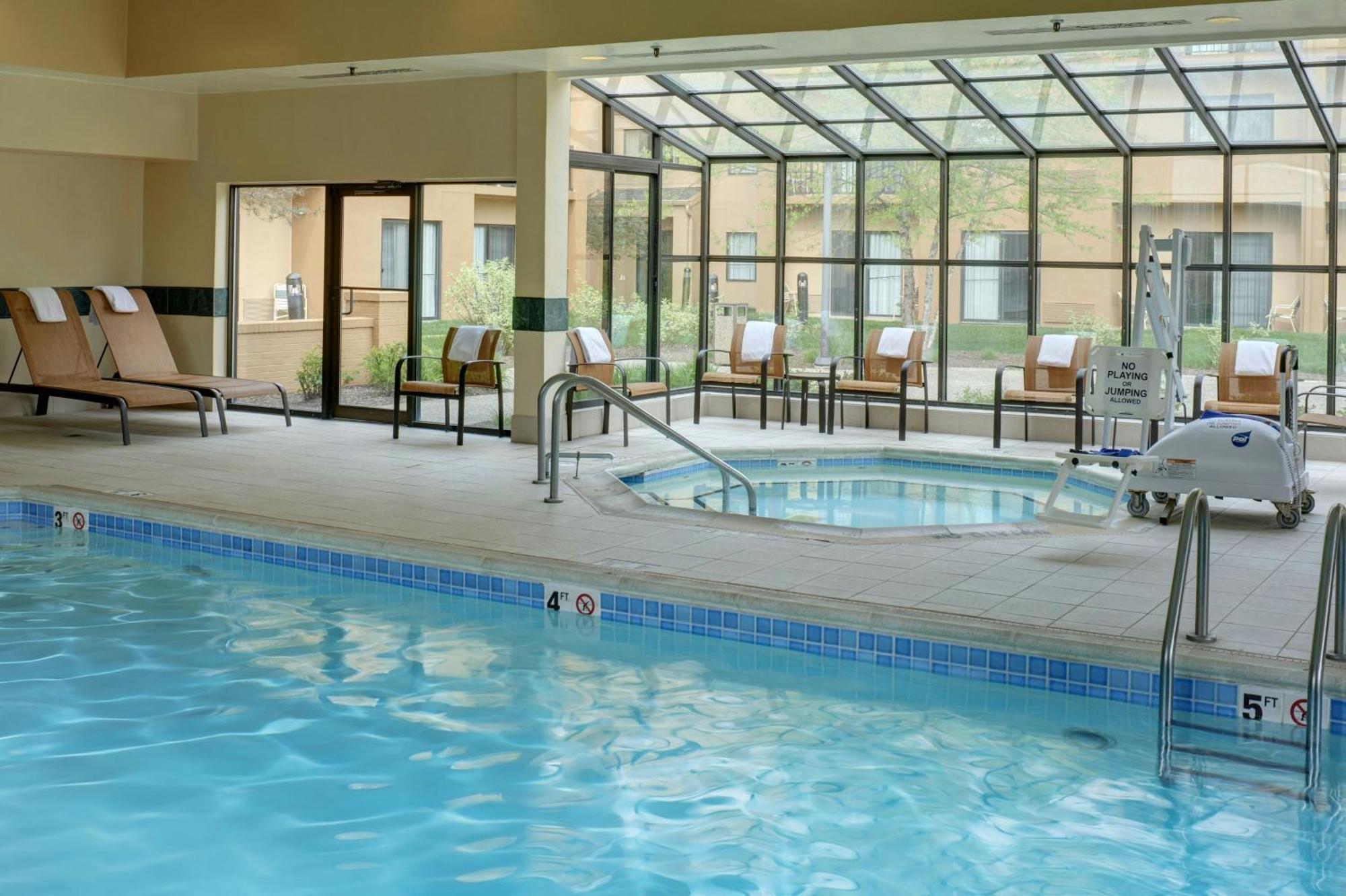 Отель Courtyard By Marriott Indianapolis Airport Экстерьер фото