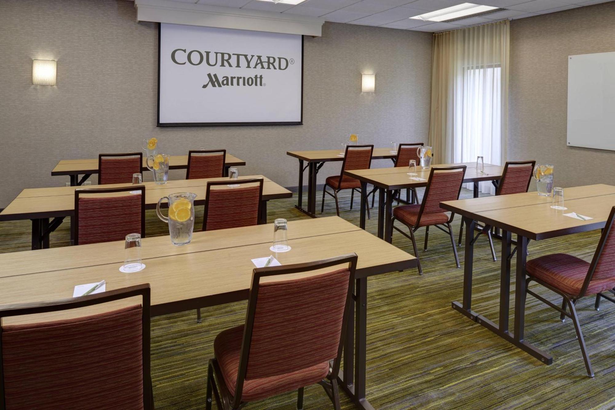 Отель Courtyard By Marriott Indianapolis Airport Экстерьер фото