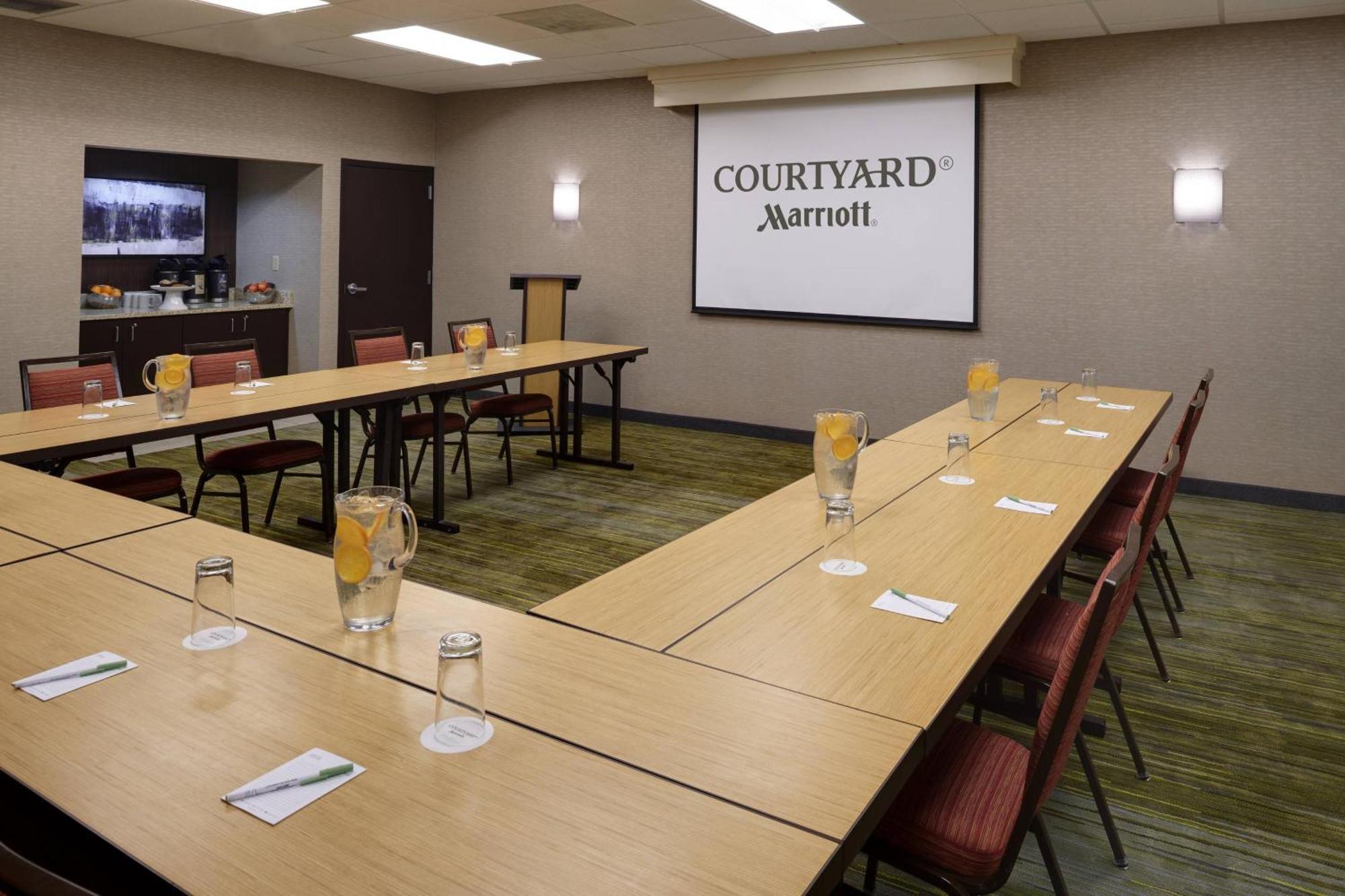 Отель Courtyard By Marriott Indianapolis Airport Экстерьер фото