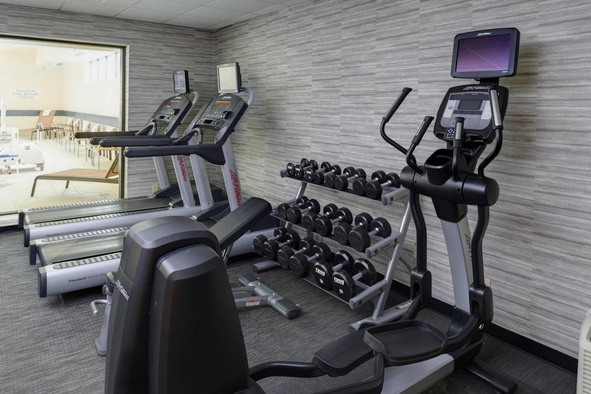 Отель Courtyard By Marriott Indianapolis Airport Экстерьер фото
