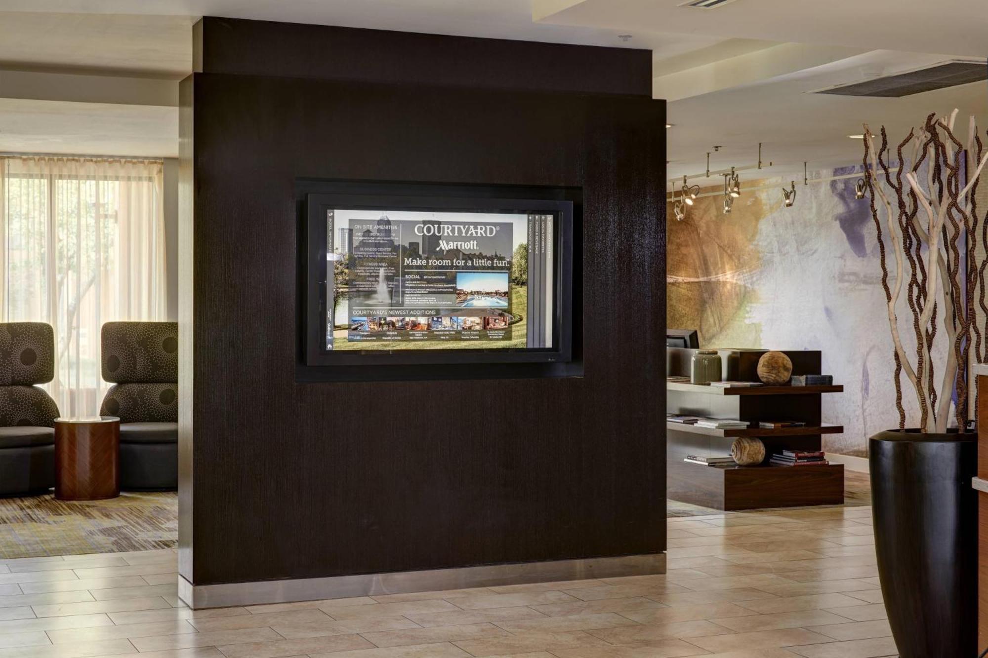 Отель Courtyard By Marriott Indianapolis Airport Экстерьер фото