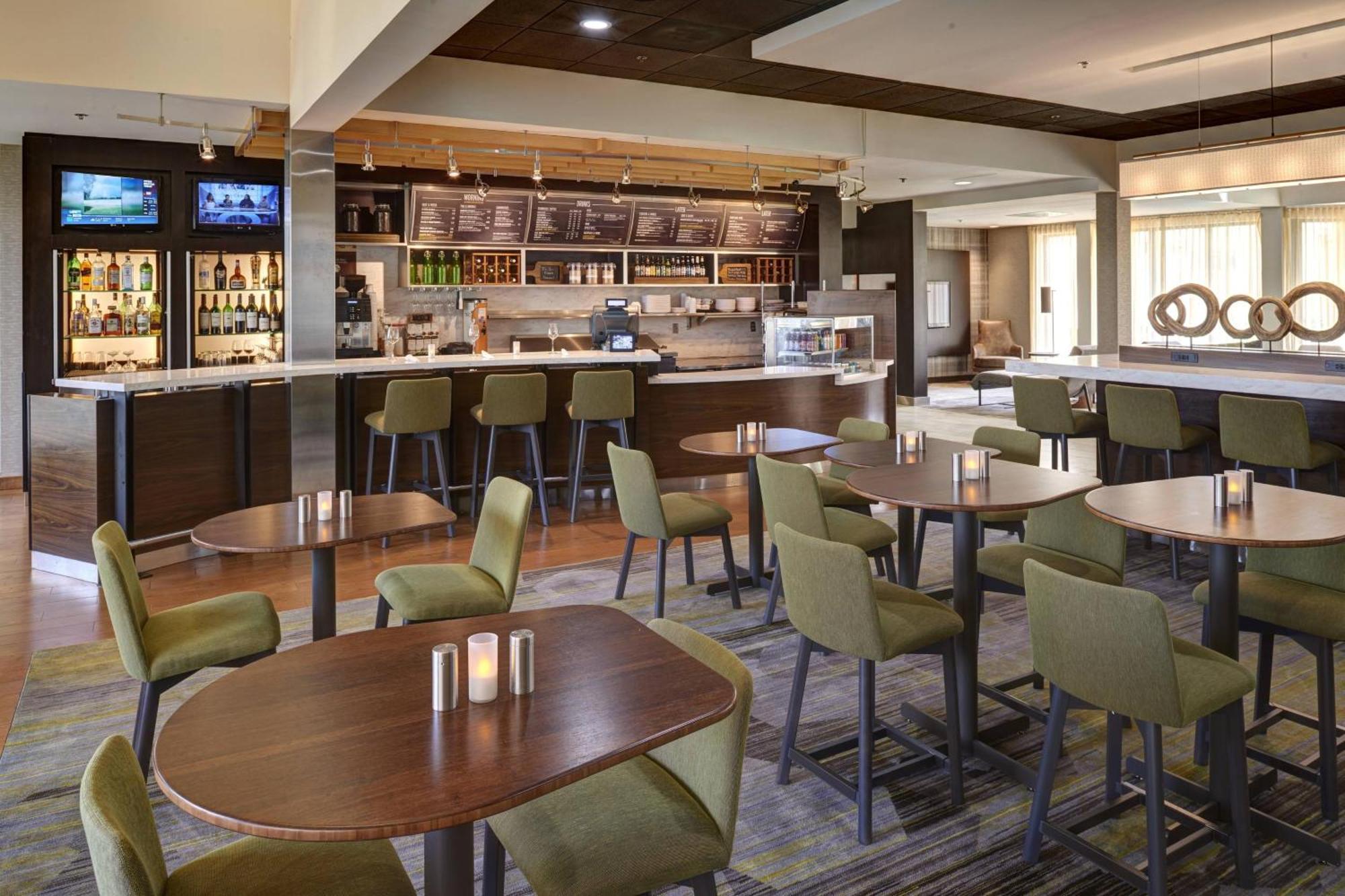 Отель Courtyard By Marriott Indianapolis Airport Экстерьер фото