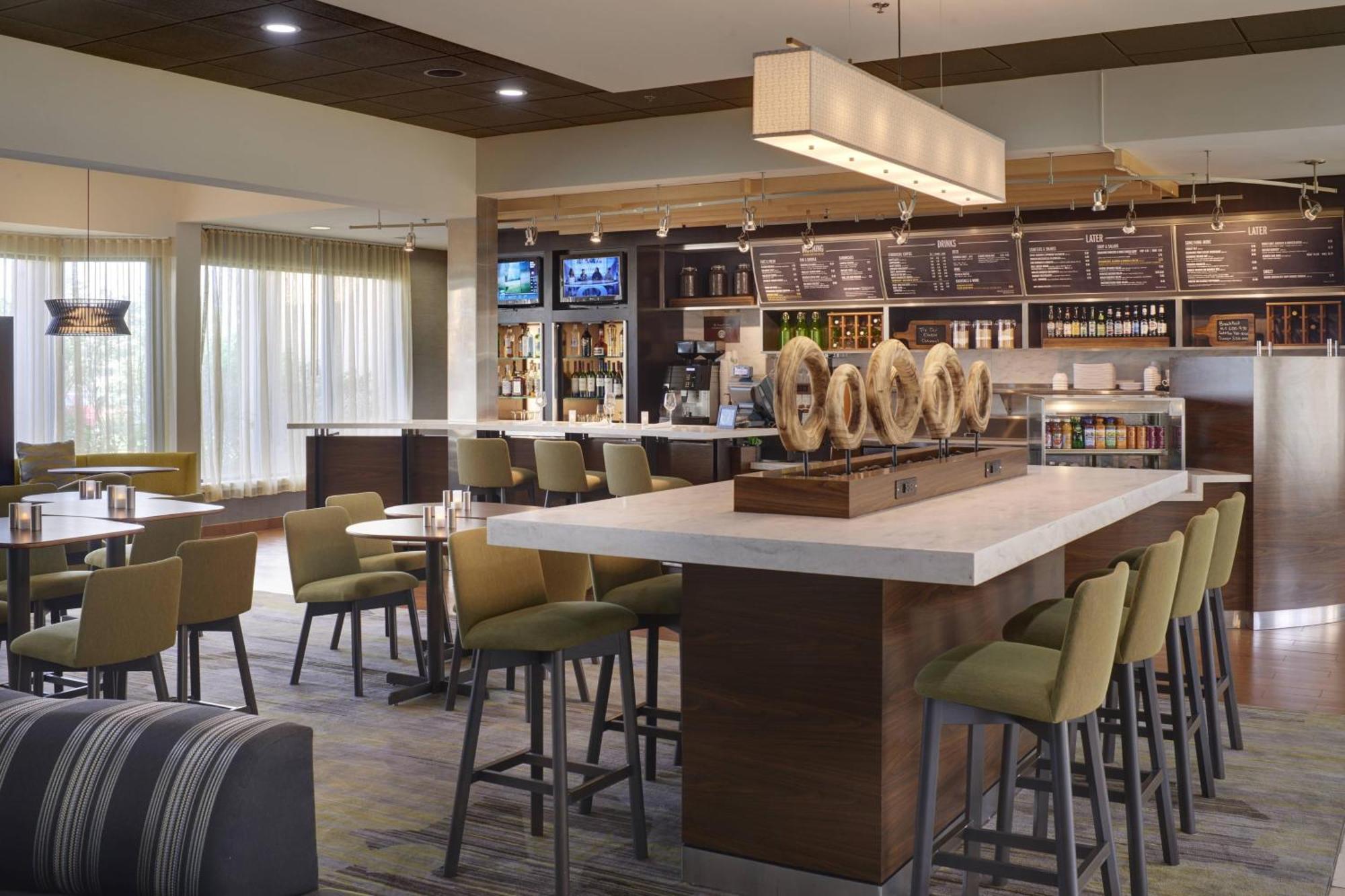 Отель Courtyard By Marriott Indianapolis Airport Экстерьер фото