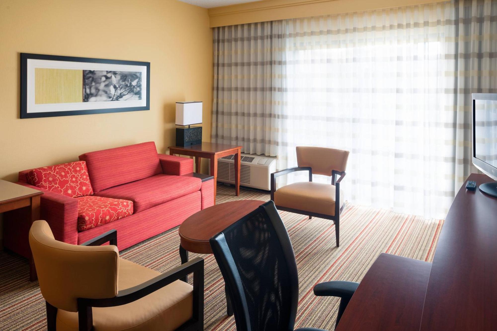 Отель Courtyard By Marriott Indianapolis Airport Экстерьер фото