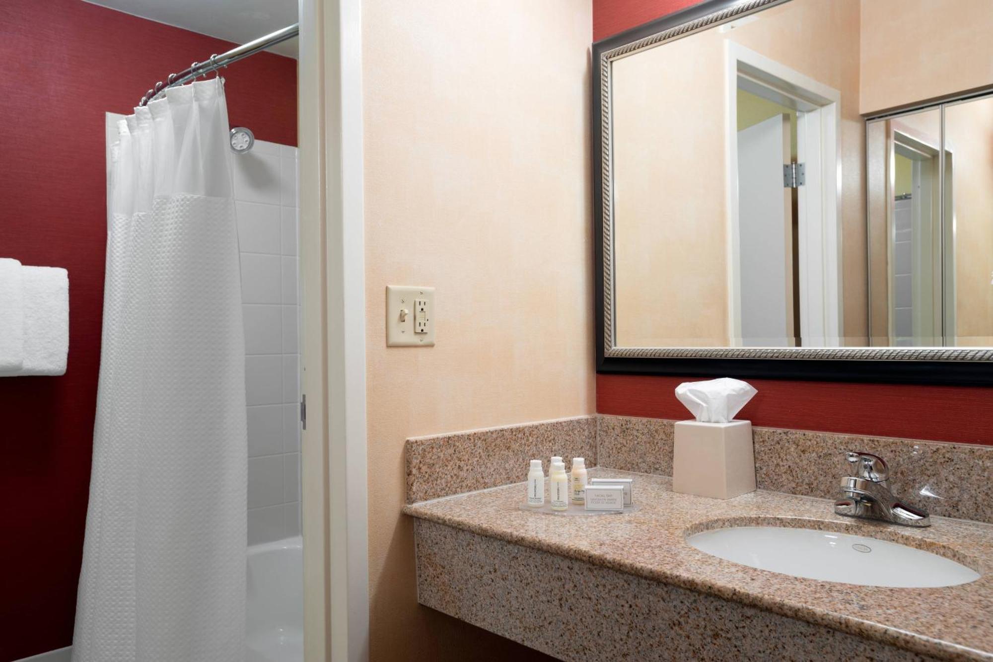 Отель Courtyard By Marriott Indianapolis Airport Экстерьер фото