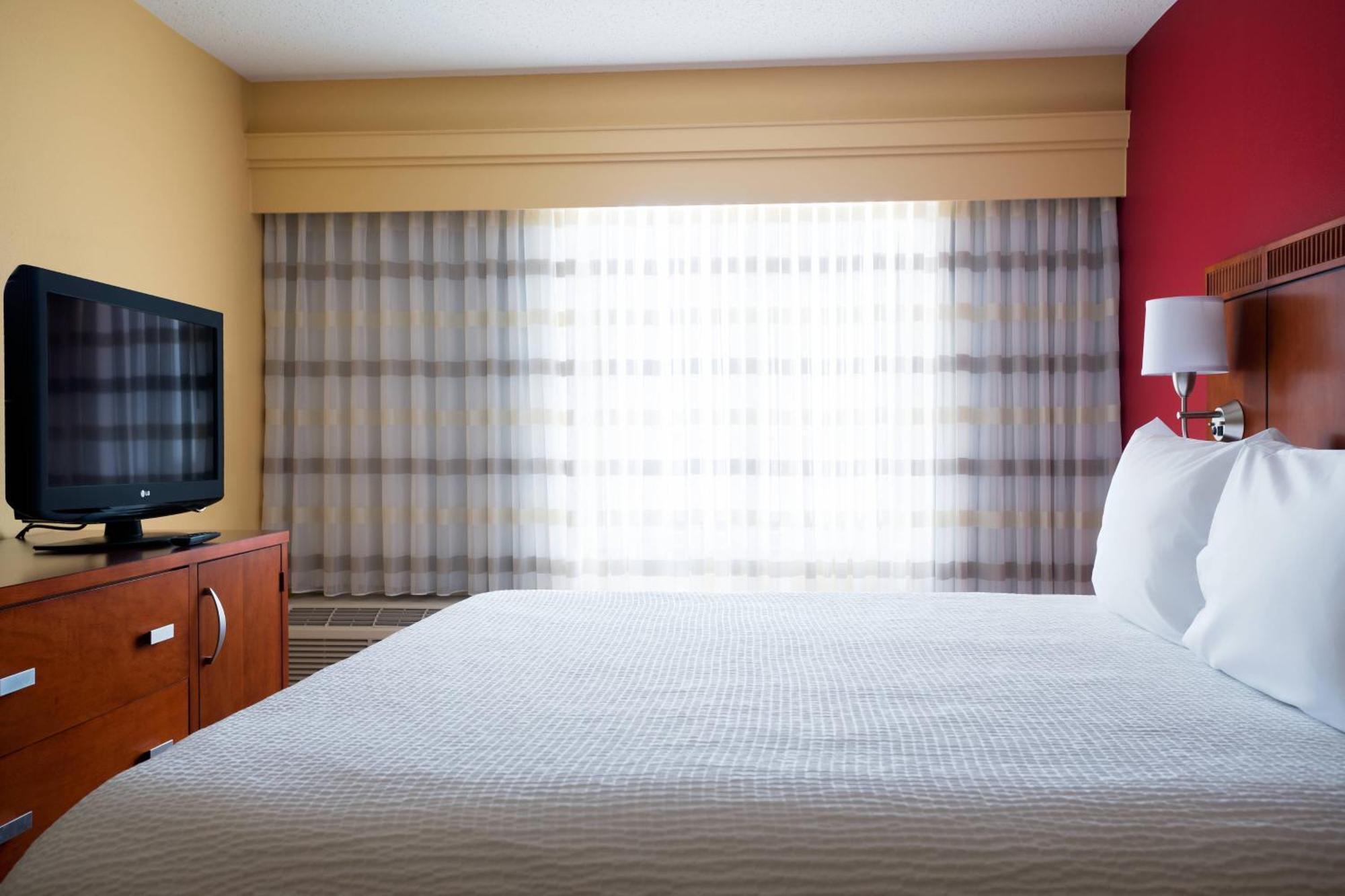 Отель Courtyard By Marriott Indianapolis Airport Экстерьер фото