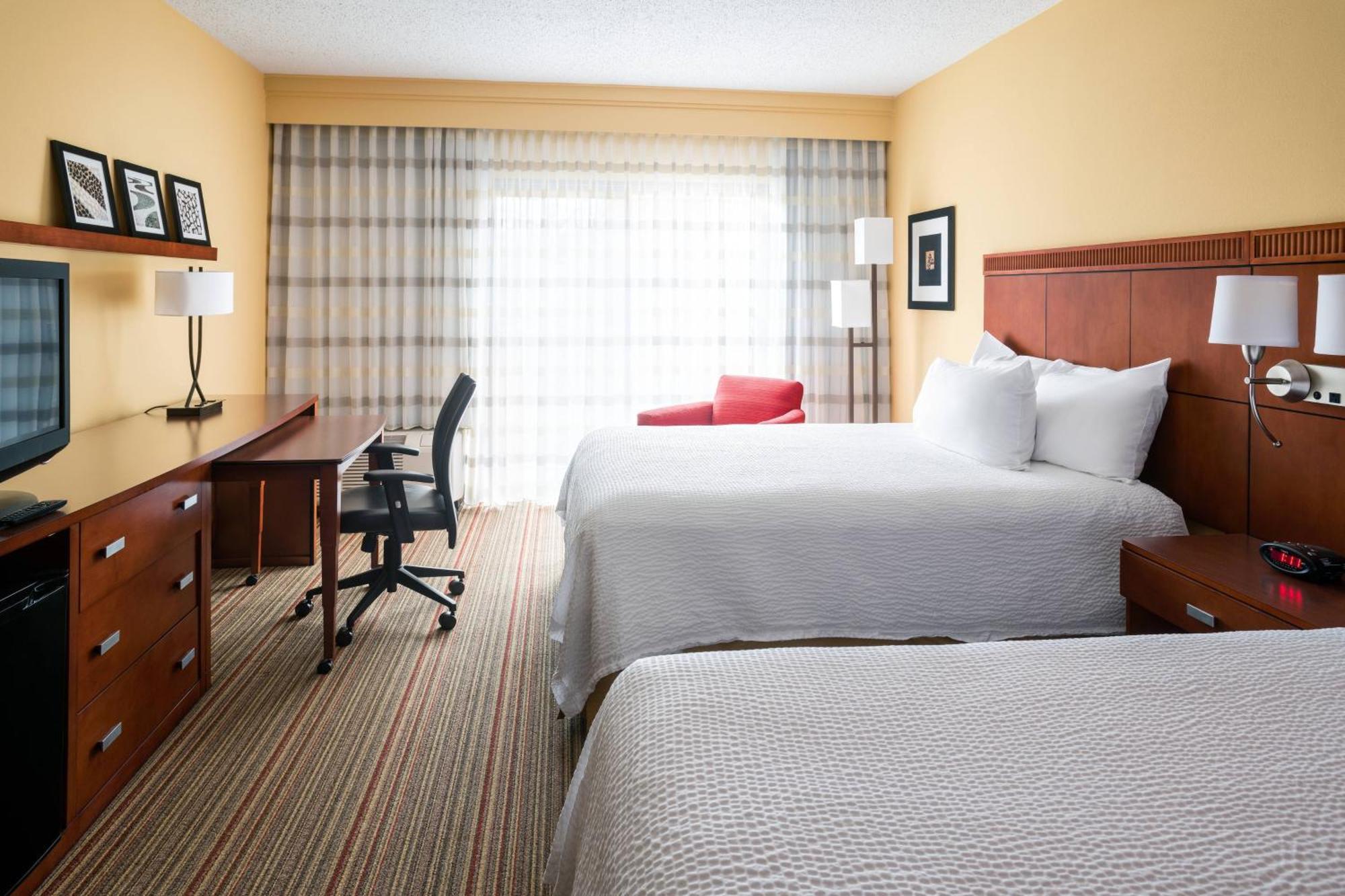 Отель Courtyard By Marriott Indianapolis Airport Экстерьер фото