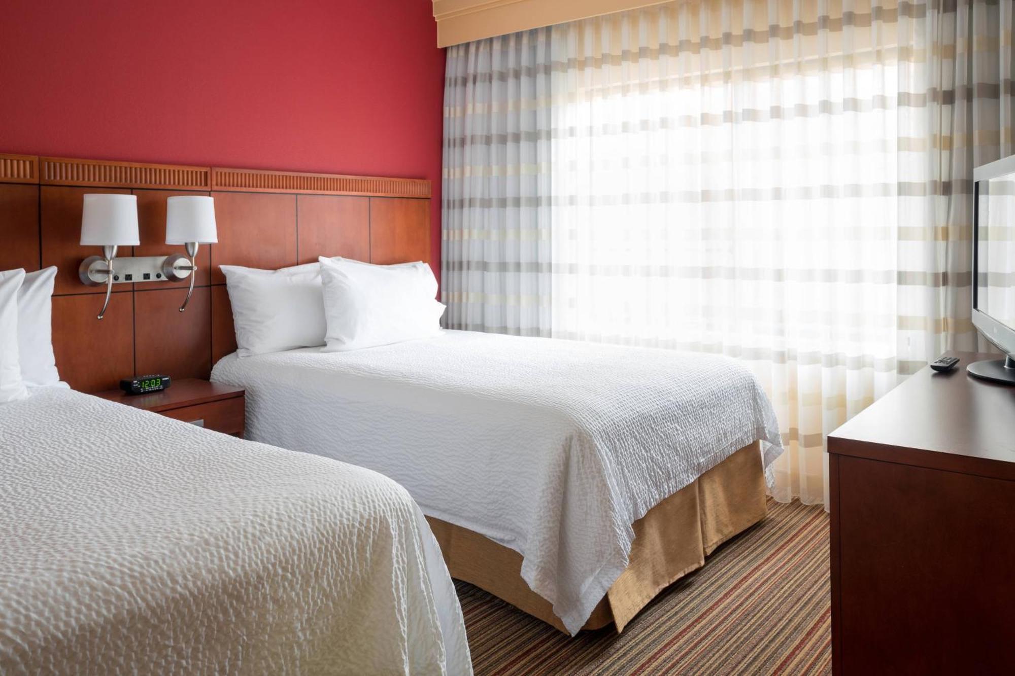 Отель Courtyard By Marriott Indianapolis Airport Экстерьер фото