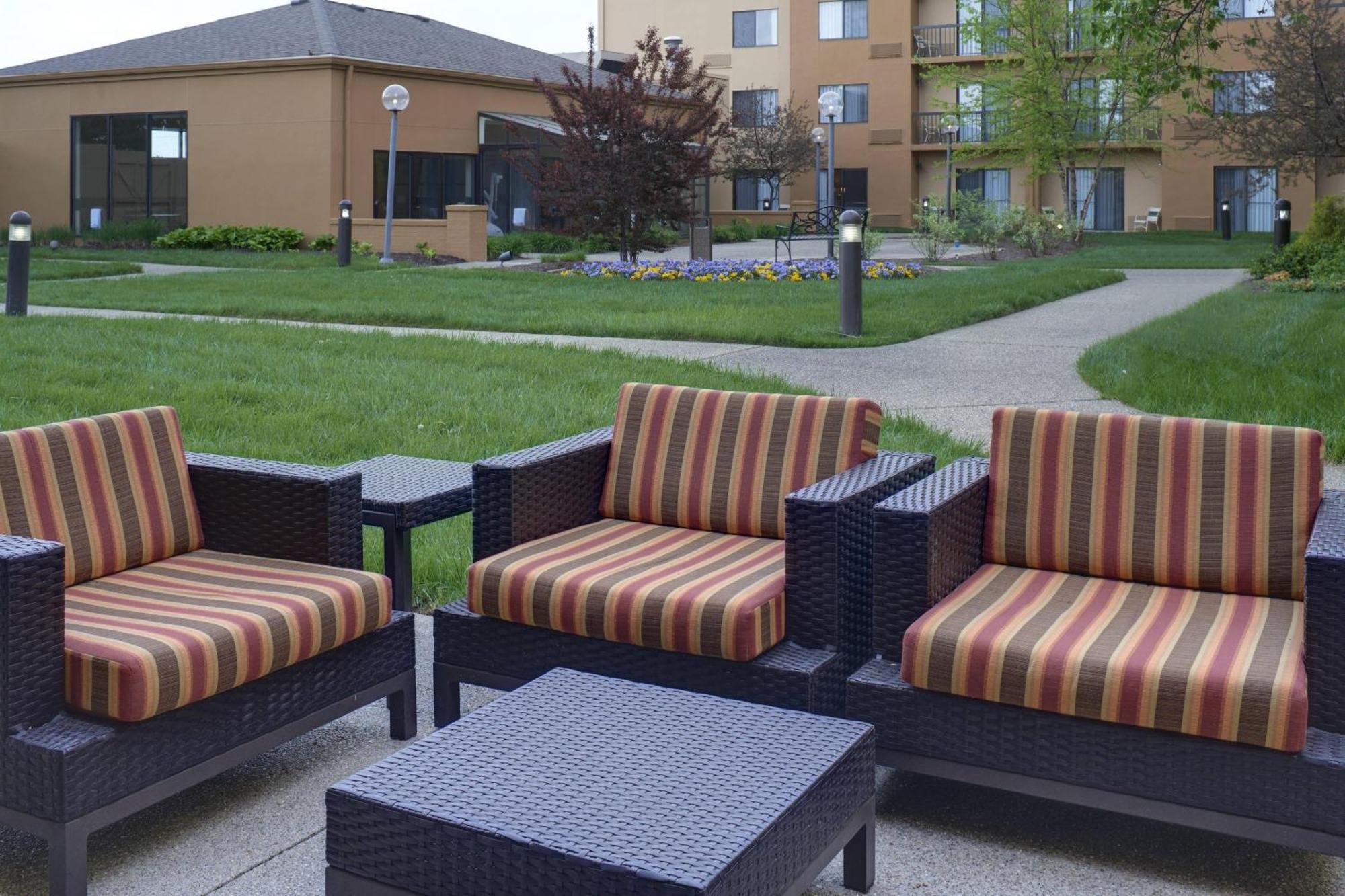 Отель Courtyard By Marriott Indianapolis Airport Экстерьер фото