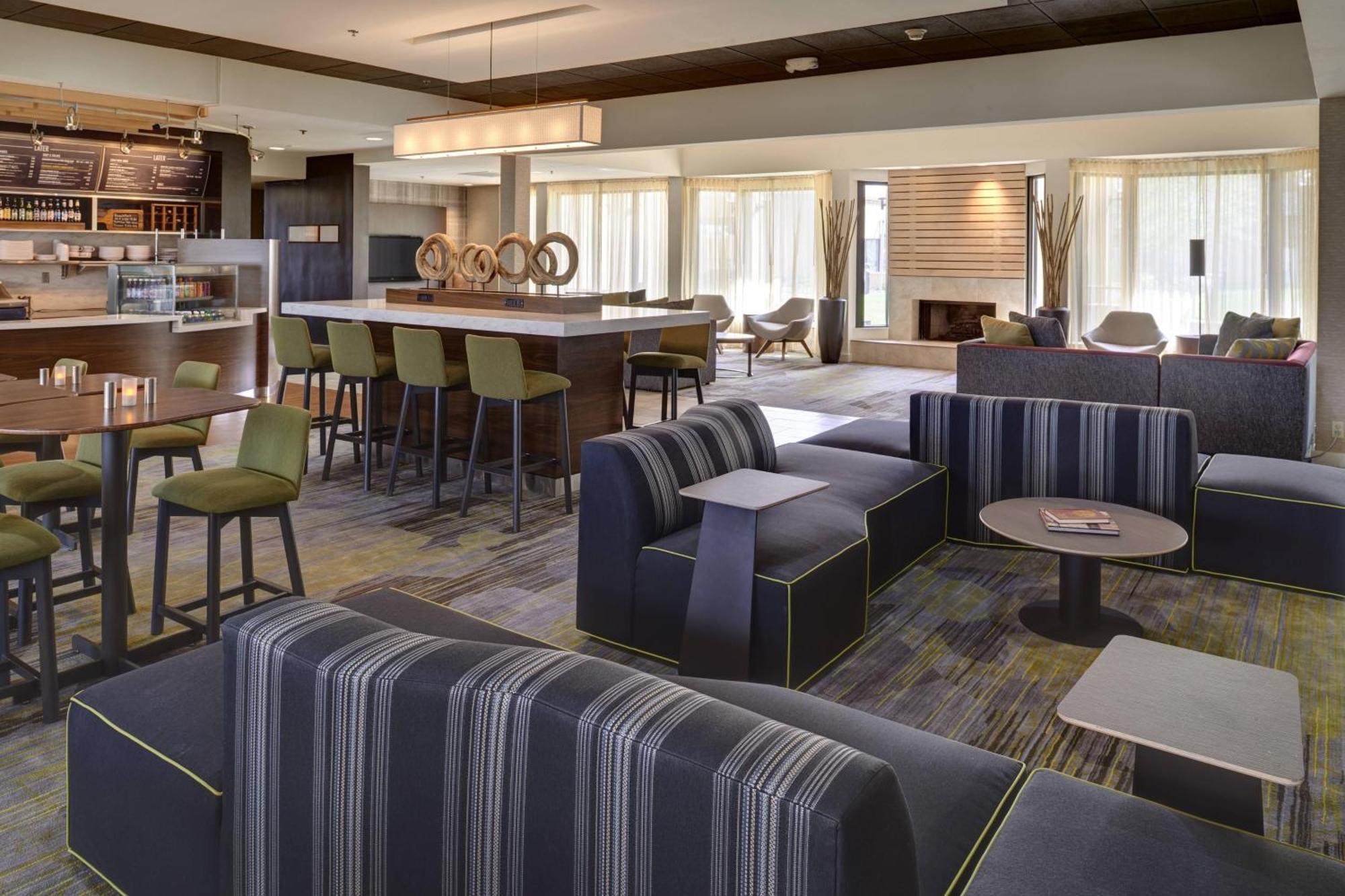 Отель Courtyard By Marriott Indianapolis Airport Экстерьер фото