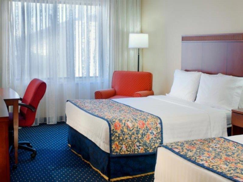 Отель Courtyard By Marriott Indianapolis Airport Экстерьер фото