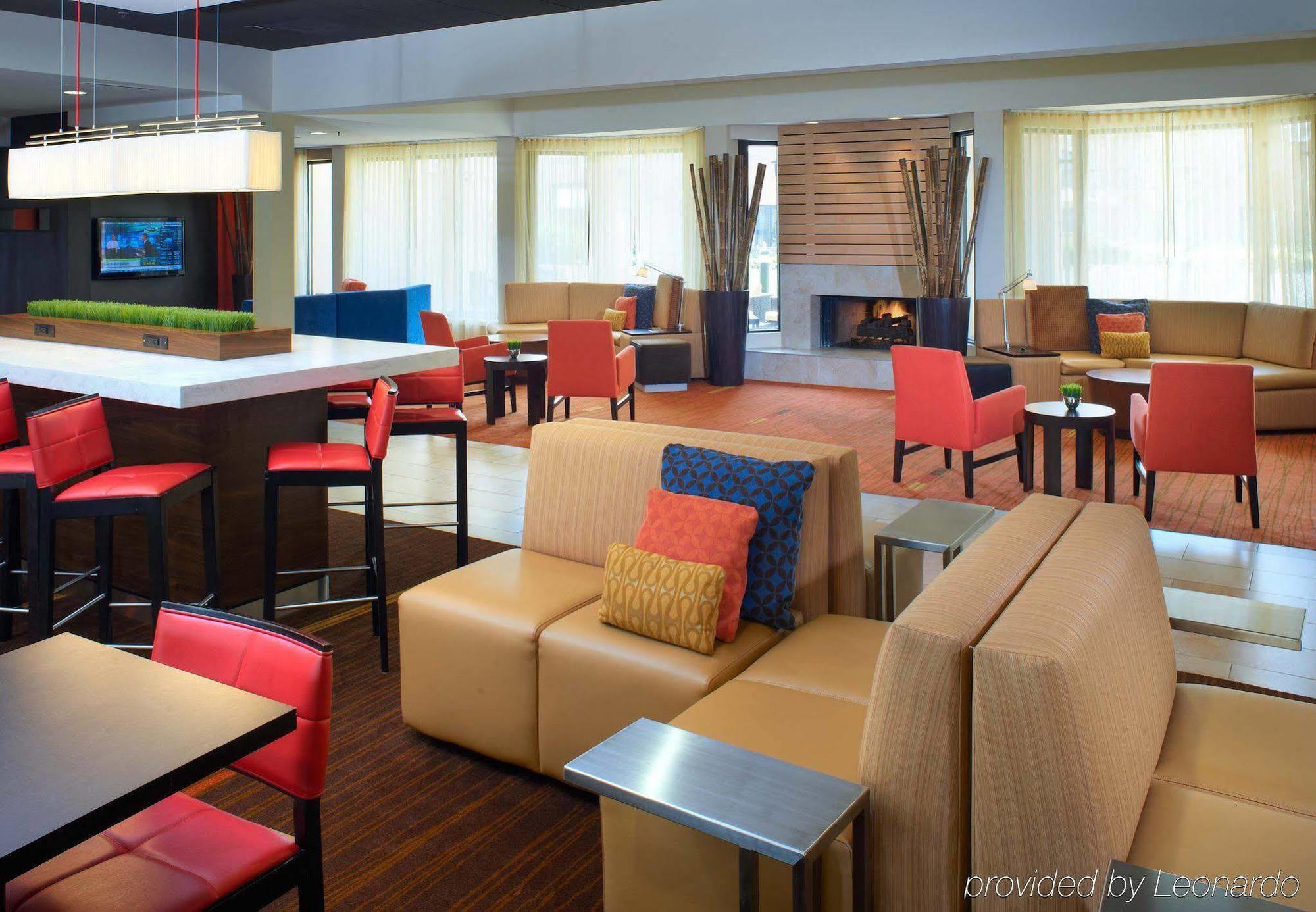 Отель Courtyard By Marriott Indianapolis Airport Экстерьер фото