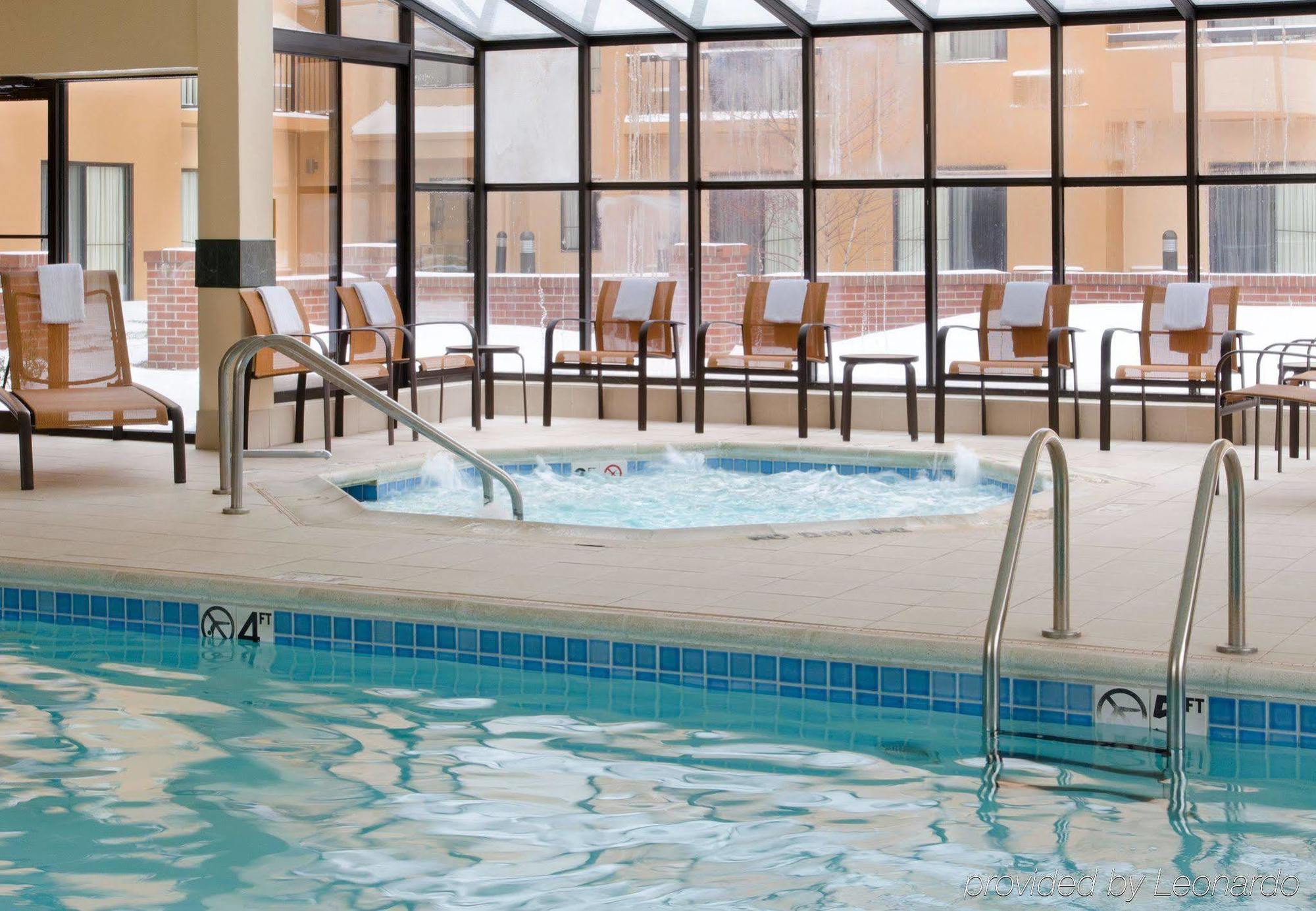 Отель Courtyard By Marriott Indianapolis Airport Экстерьер фото