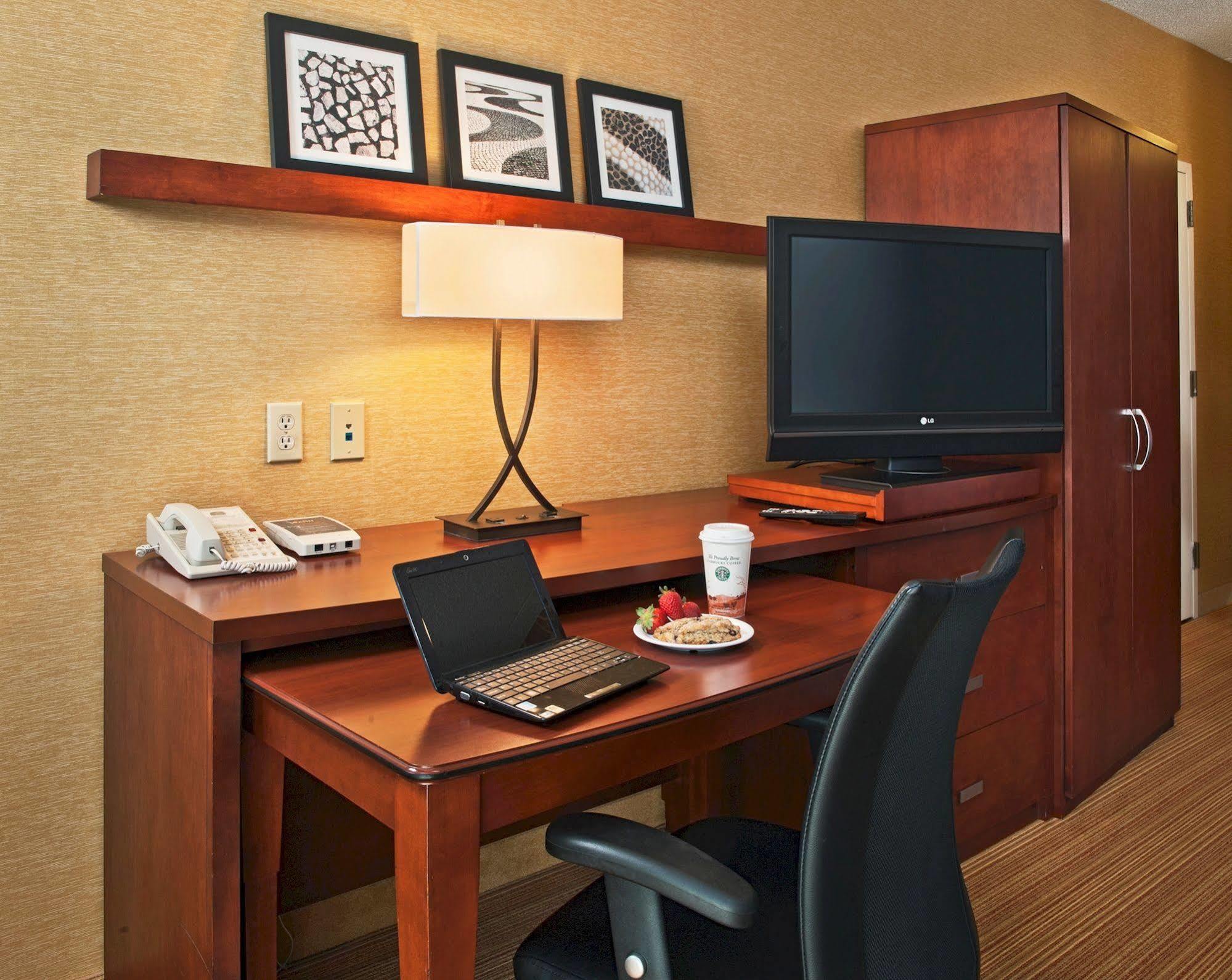 Отель Courtyard By Marriott Indianapolis Airport Экстерьер фото