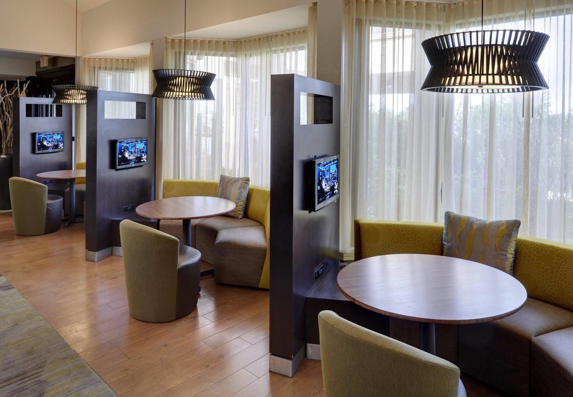 Отель Courtyard By Marriott Indianapolis Airport Экстерьер фото