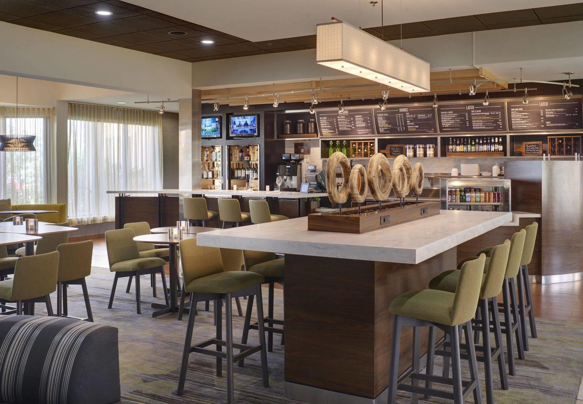 Отель Courtyard By Marriott Indianapolis Airport Экстерьер фото