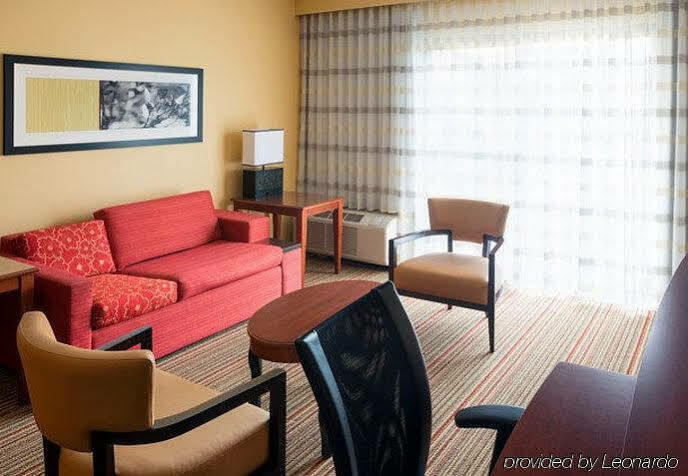 Отель Courtyard By Marriott Indianapolis Airport Экстерьер фото